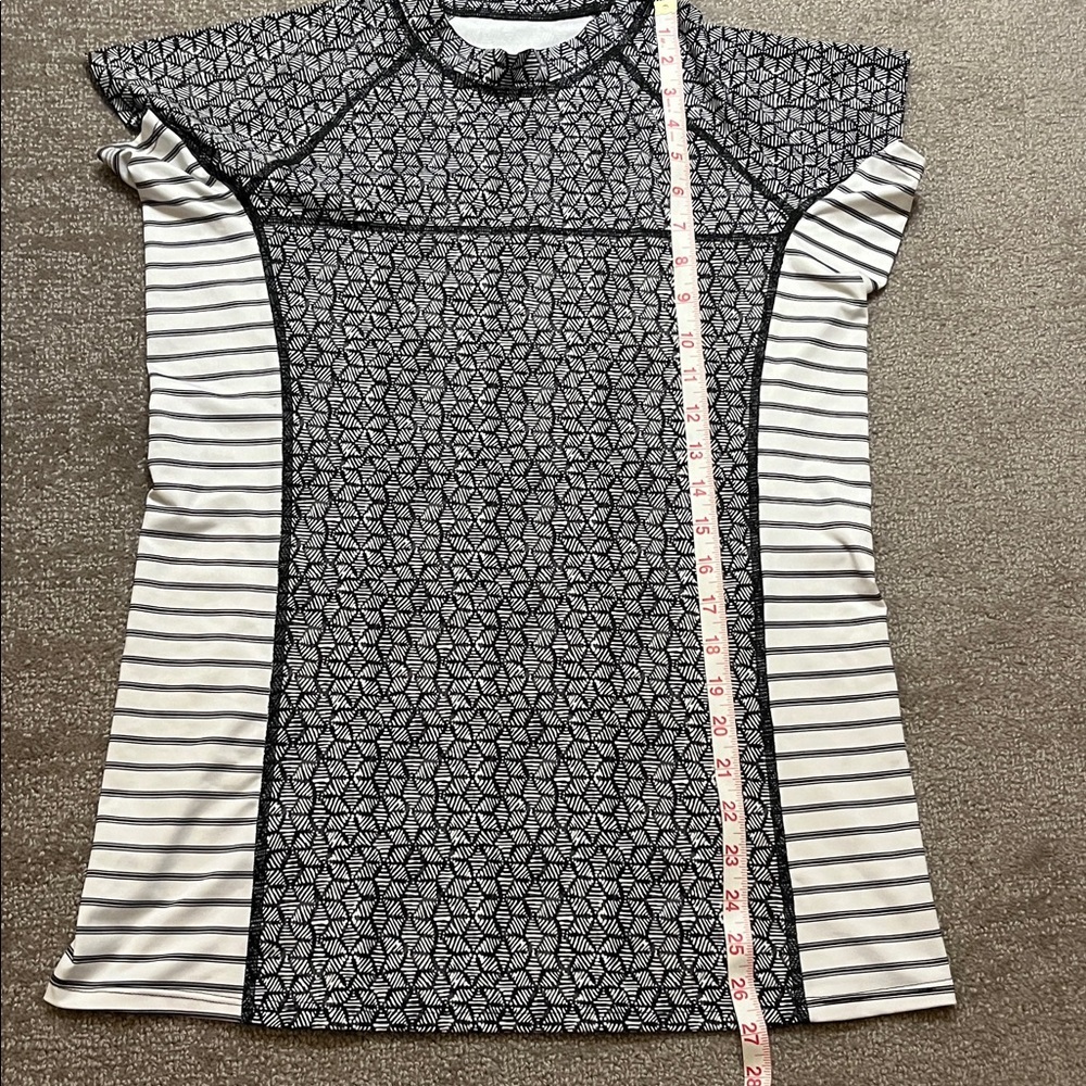 Patagonia Women’s Black and White Short Sleeve Rash Guard Size L - Picture 4 of 6